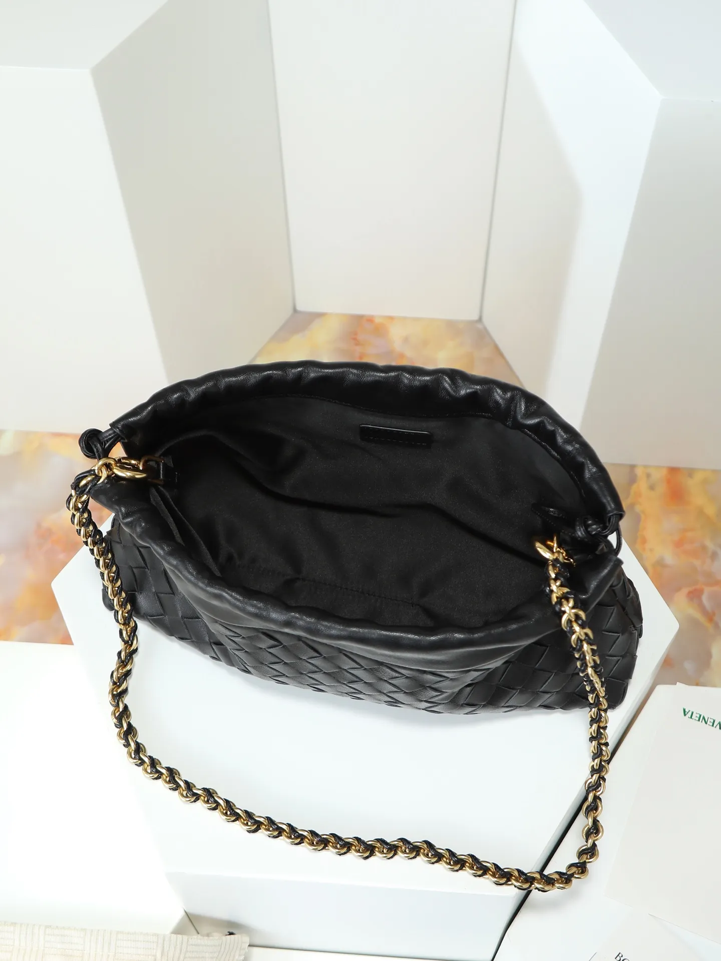 p1600. BOTTEGA VENETA 2025 new women's Dustbag Notte clutch. Dustbag, which has been very popular since its launch, has a chain clause! ! The hand-carrying method is reminiscent of the classic bag type Pouch , light and elegant, the retained drawstring design can be used as a bag, and the chain is longer, which is very suitable for sisters who like to carry their hands cross-body with their hands free. No matter which way you carry it, you can change the way you carry it according to the occasion and your mood of the day, which can make the overall outfit more fashionable🪄🪄The body of the bag has also been widened. It is the rainy season and the weather is hot, so it can easily accommodate small umbrellas and water bottles. The interior is made of nylon, which is light and comfortable to carry, and is very suitable for summer use. Style number: 839394 Size: 33*19*8cm